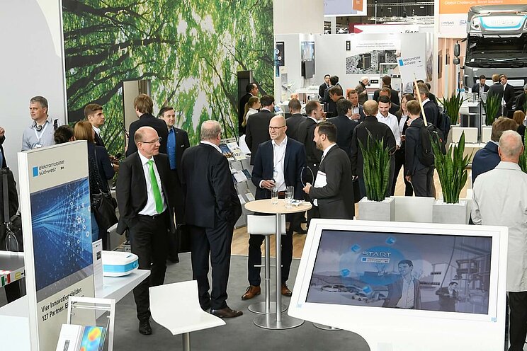 Bild des Gemeinschaftsstandes auf der Hannover Messe, zu sehen ist unter anderem das Cluster Elektromobilität Süd-West.