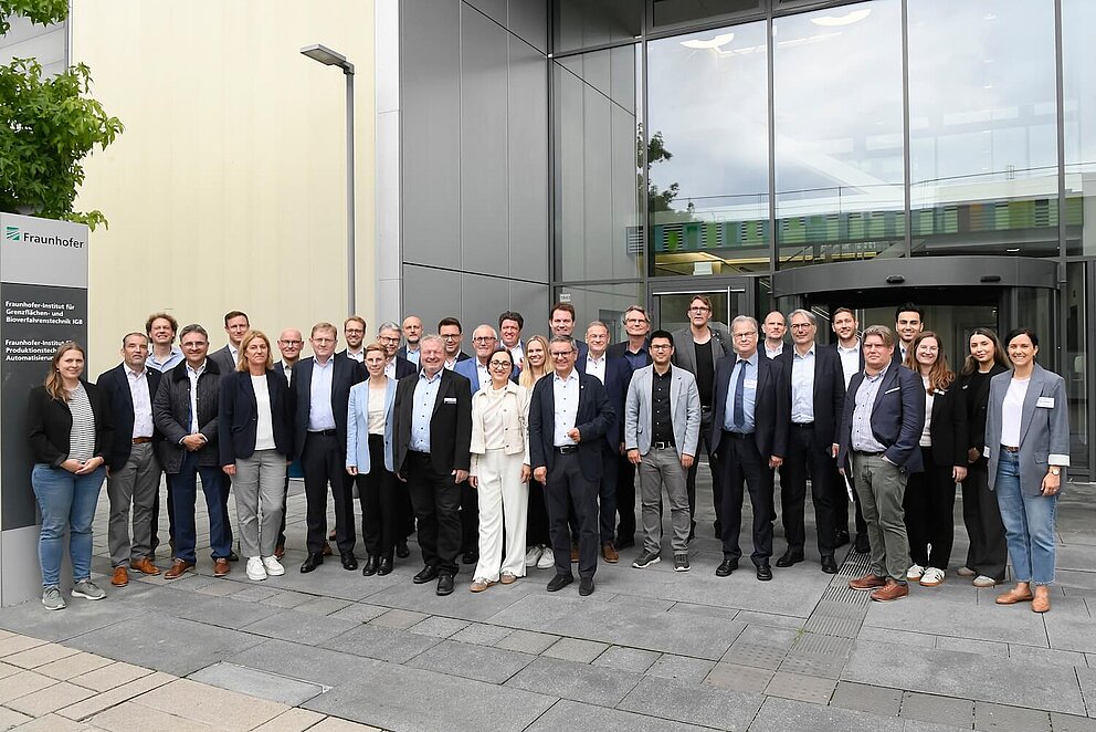 Gruppenbild vor Gebäude.