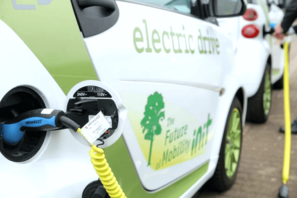 Eine Nahaufnahme eines Elektrofahrzeugs mit der Aufschrift "electric drive" bei einem Ladevorgang