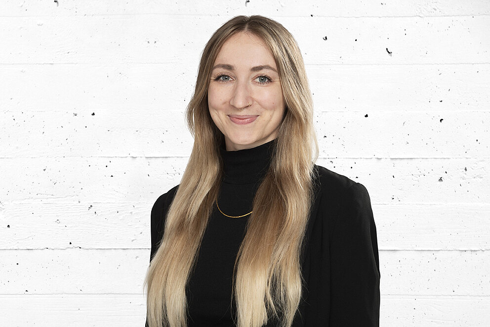 Marleen_Keller Portrait einer lächelnden Frau mit blondem Haar und schwarzem Blazer