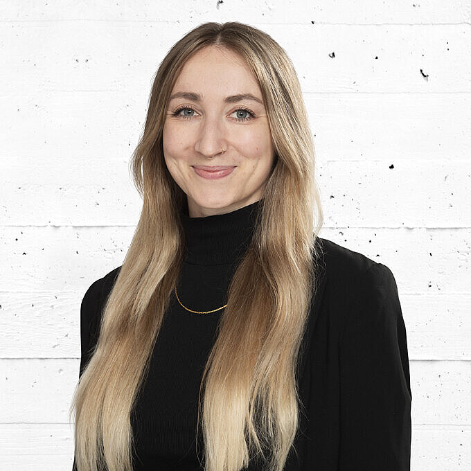 Marleen_Keller Portrait einer lächelnden Frau mit blondem Haar und schwarzem Blazer