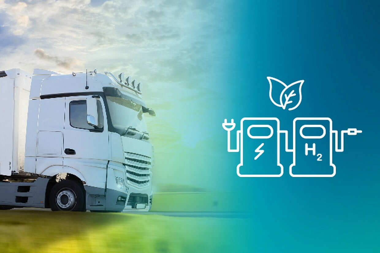 Sonnenaufgang mit LKW auf einer Landstraße, daneben zwei Tanksymbole für Strom und Wasserstoff.