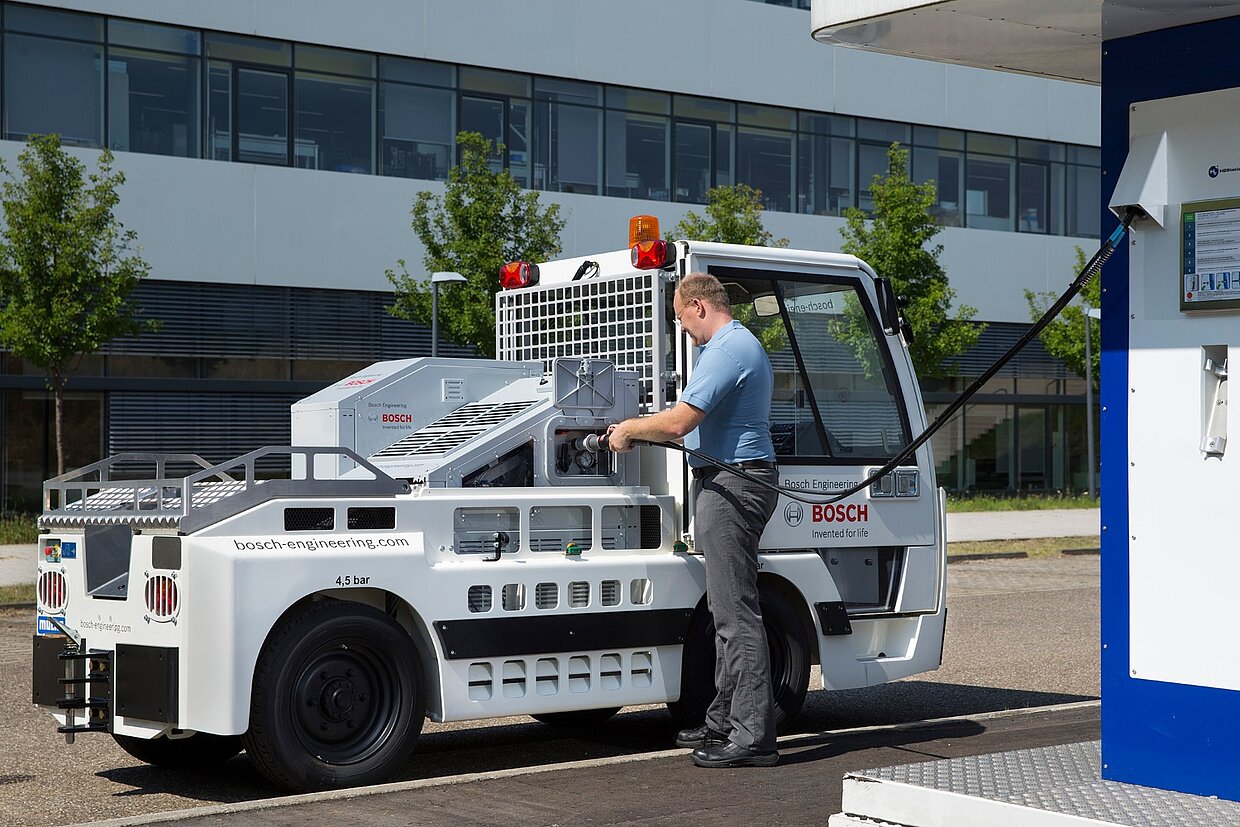 Elektrifizierter Gepäckschlepper Ein elektrifizierter Gepäckschlepper an einer Ladestation.
