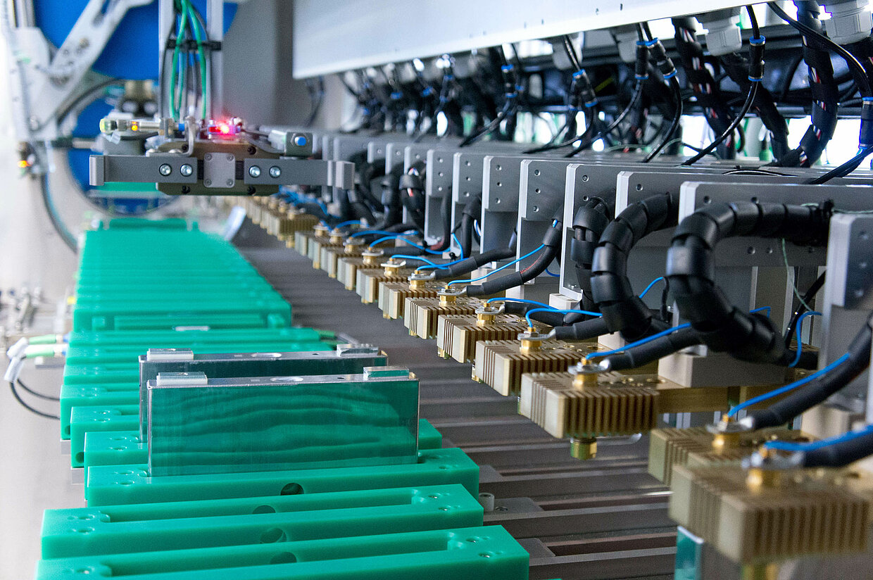 Fertigung von Batteriegehäusen Abschnitt einer Maschine zur Fertigung von Batteriegehäusen