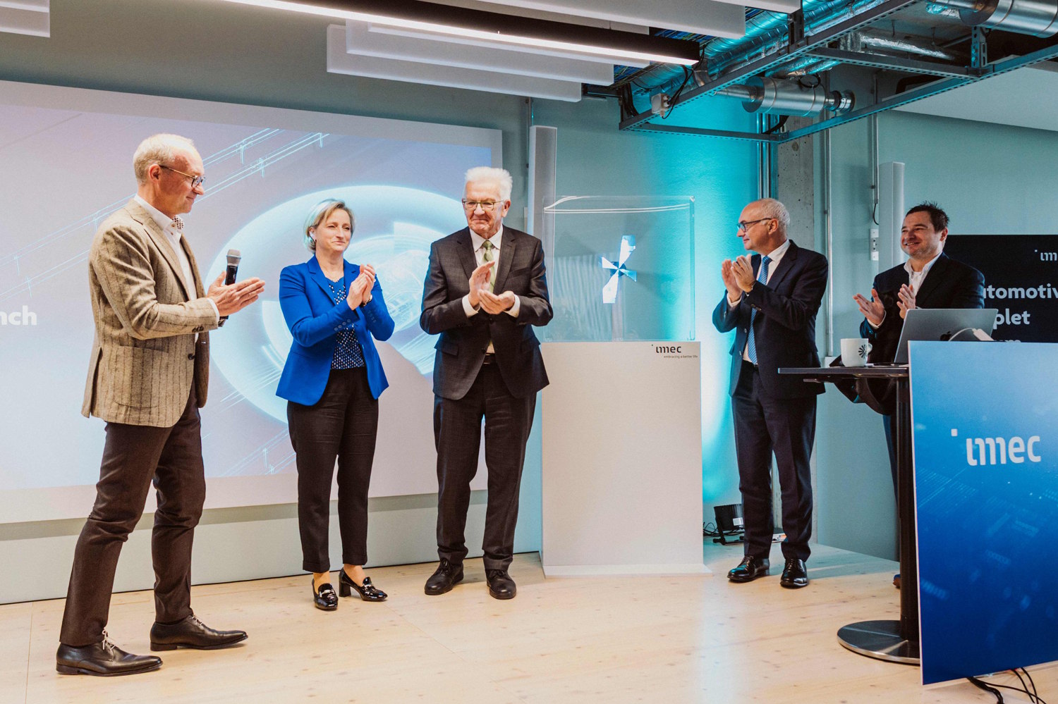 Jo De Boeck, imec Chief Strategy Officer; Wirtschaftsministerin Dr. Nicole Hoffmeister-Kraut; Ministerpräsident Winfried Kretschmann; Luc Van den hove, President and Chief Executive Officer of imec und Bart Plackle, imec Vice-President Automotive (v.l.n.r.) bei der Eröffnung der imec Niederlassung in Heilbronn